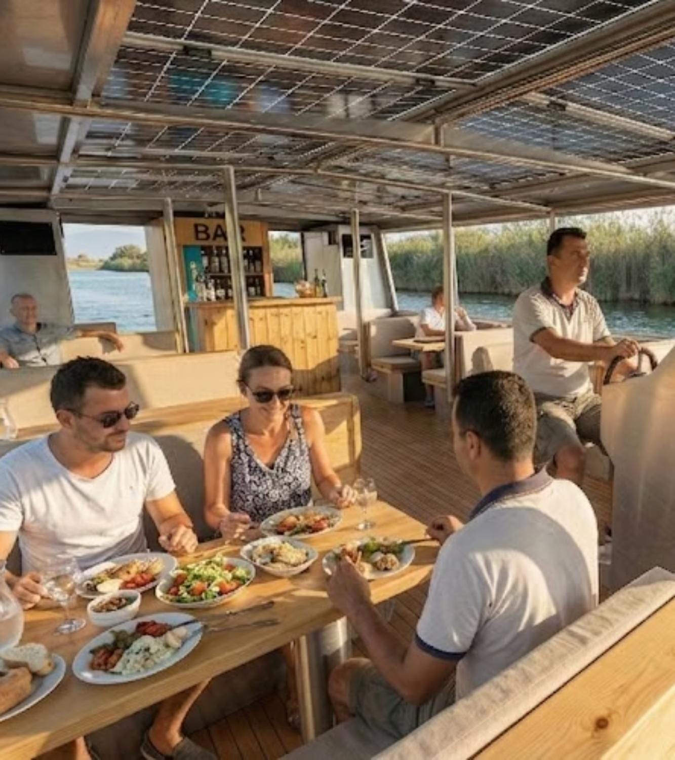 Katamaran restoran güvertesinde misafirler