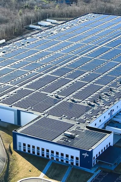 Çatısı güneş panelleriyle kaplı üretim tesisi